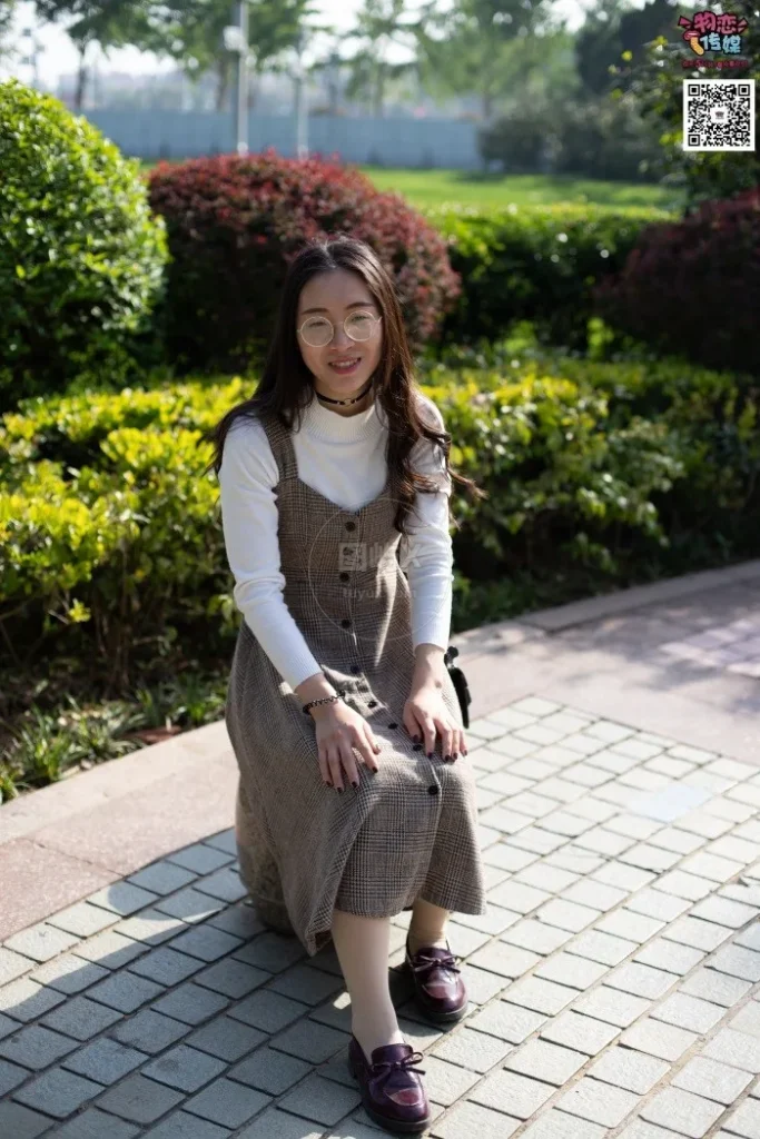 物恋传媒 NO.015 书香气质女生，肉丝搭配白棉袜 [192P-1V-1.5GB]-图屿X