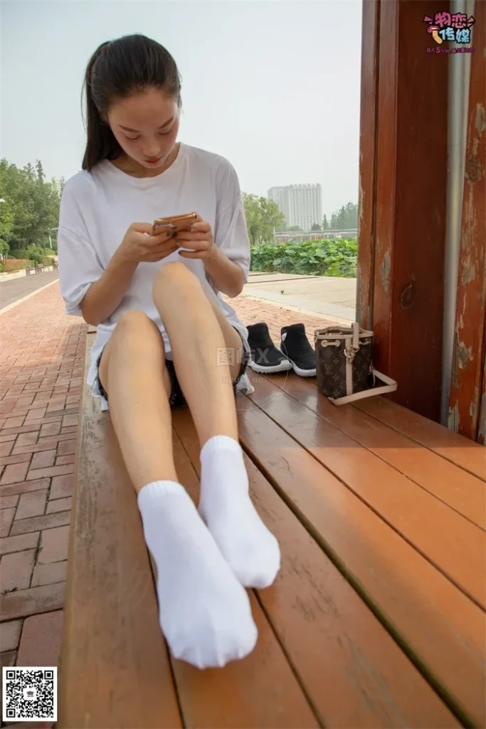 物恋传媒 NO.032 清水出芙蓉，天然去雕饰，黑色跑鞋配纯纯白棉袜 [178P-1V-1.0GB]-图屿X