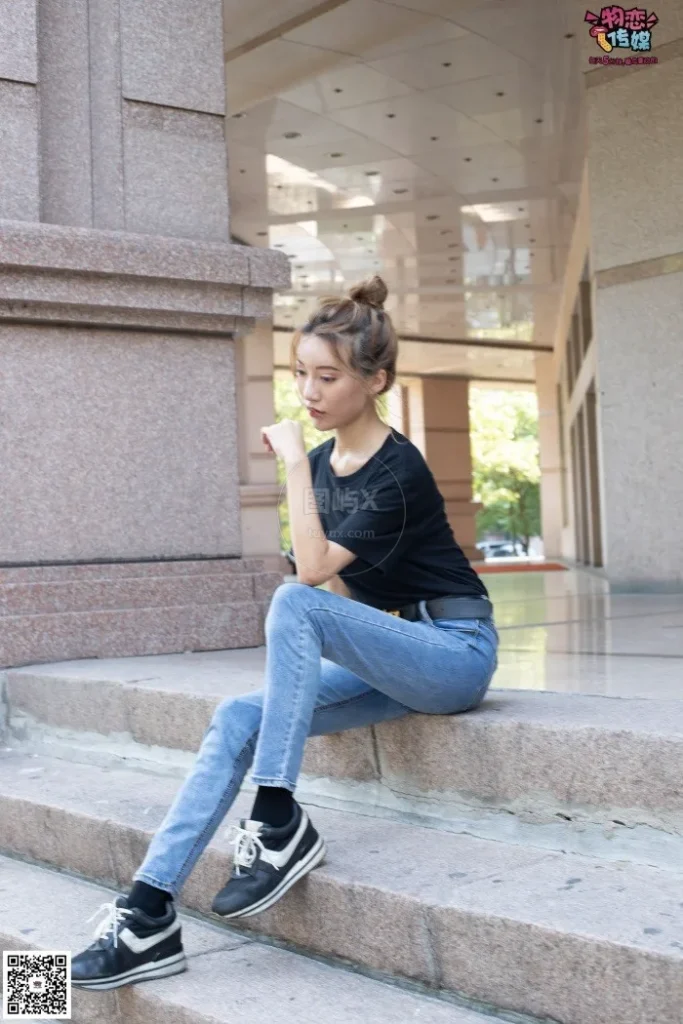 物恋传媒 NO.047 丸子头的大眼妹,黑体恤搭配经典牛仔裤 [105P-1V-896MB]-图屿X