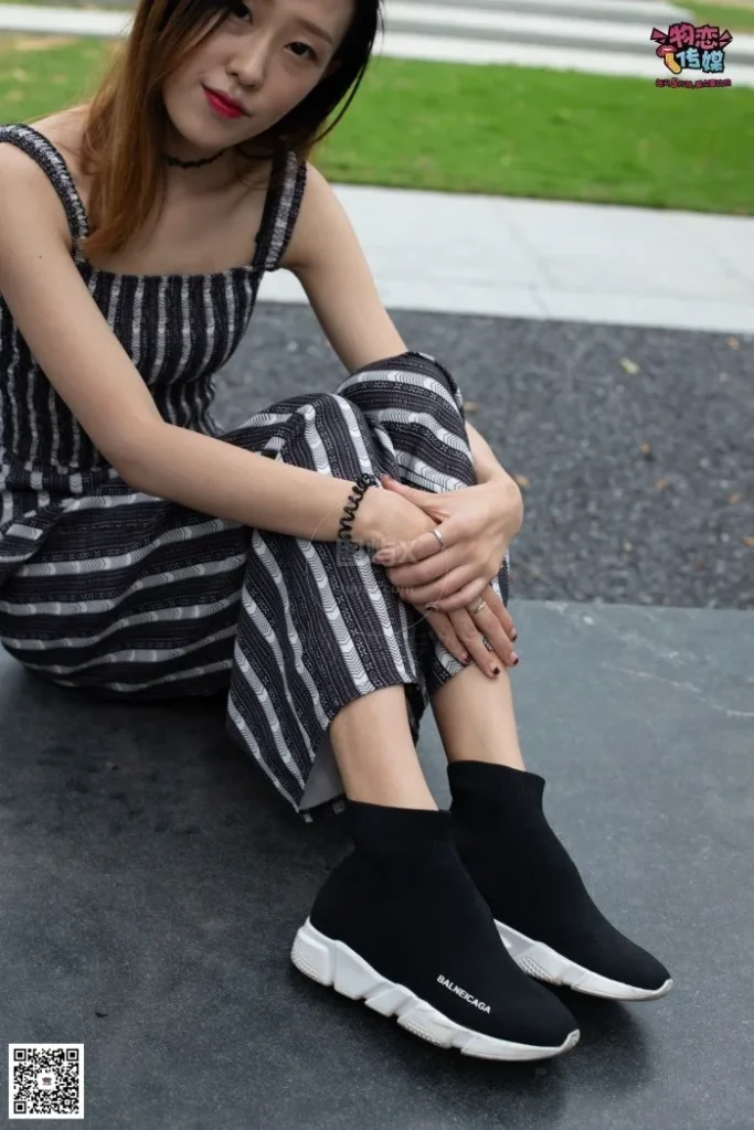 物恋传媒 NO.048 潮不潮,先看脚,潮妹驾驭袜子鞋,街拍也要不服输~可爱小棉袜 [149P-1V-1.1GB]-图屿X