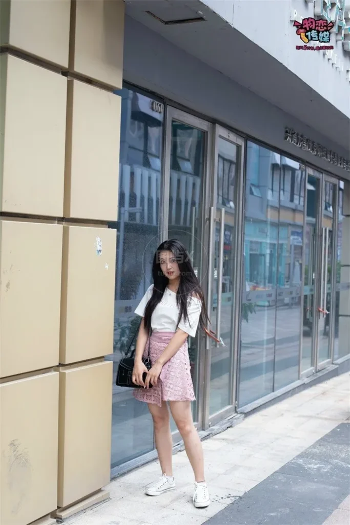 物恋传媒 NO.051 俏皮露肩T恤搭配粉色小短裙,白色板鞋配白色斑点袜 [148P-1V-1.1GB]-图屿X