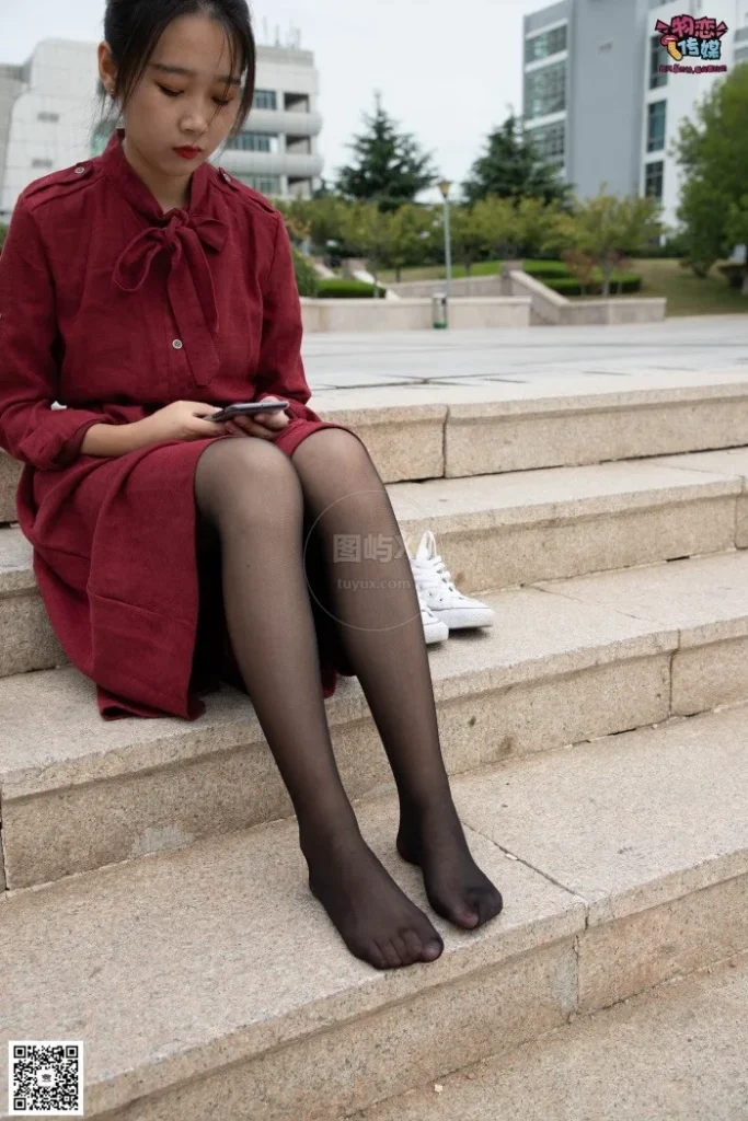 物恋传媒 NO.055 一袭红的神秘与热情,经典白色匡威高帮配黑丝 [143P-1V-1.1GB]-图屿X