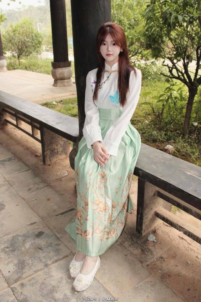 小众视觉 020-小薯条国风马面裙裸脚白袜 [117P-1V-4.1G]-图屿X